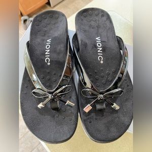 Vionic Flip Flops size 6